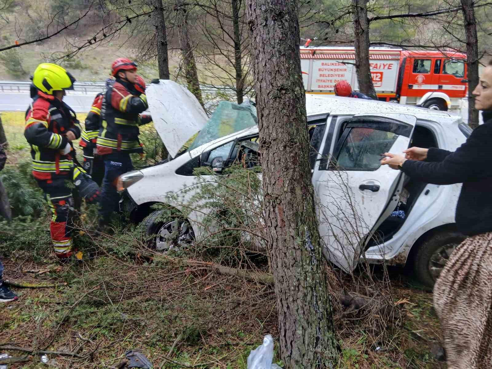 Balıkesir’de otomobil ormanlık alana uçtu: 2 yaralı