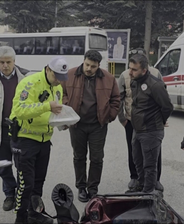 İftar vakti paket yetiştiren kurye kaza yaptı