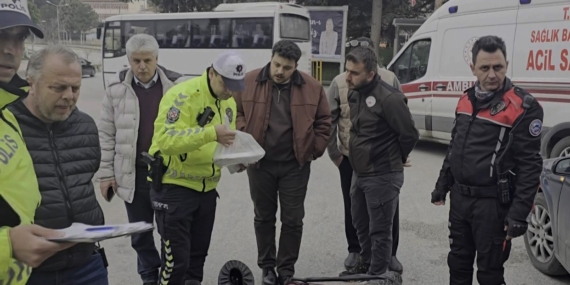 İftar vakti paket yetiştiren kurye kaza yaptı