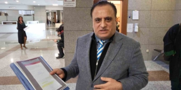 Ünlü yapımcı Erol Köse, Sarıyer Maslak’ta bulunan Ağaoğlu 1453 Konutları’nın 16’ıncı katından düşerek hayatını kaybetti.