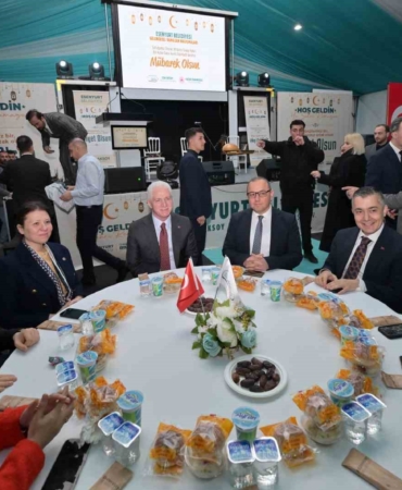 İstanbul Valisi Davut Gül ve Başkan Vekili Aksoy, Kadir Gecesi’nde vatandaşlarla iftar yaptı