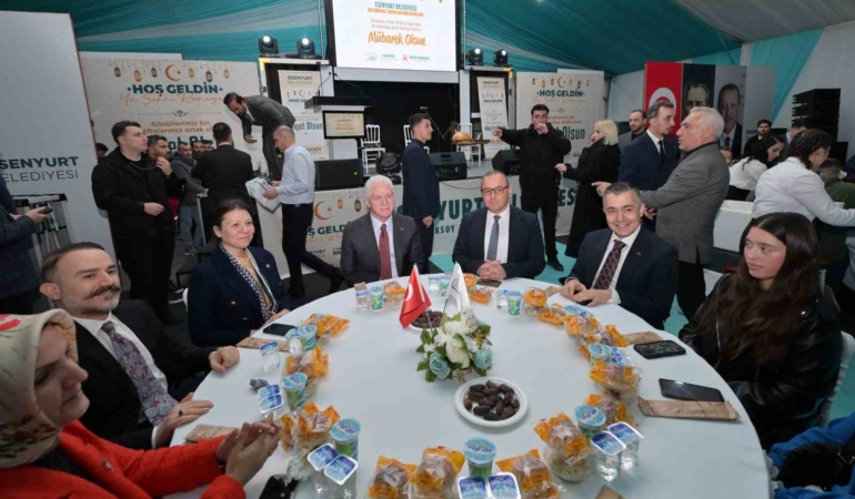 İstanbul Valisi Davut Gül ve Başkan Vekili Aksoy, Kadir Gecesi’nde vatandaşlarla iftar yaptı