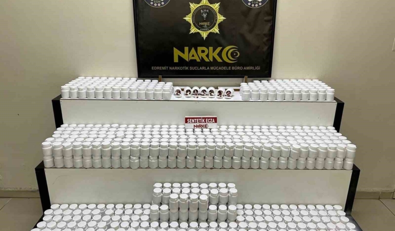 Edremit’te araçta 42 bin 600 sentetik ecza ele geçirildi