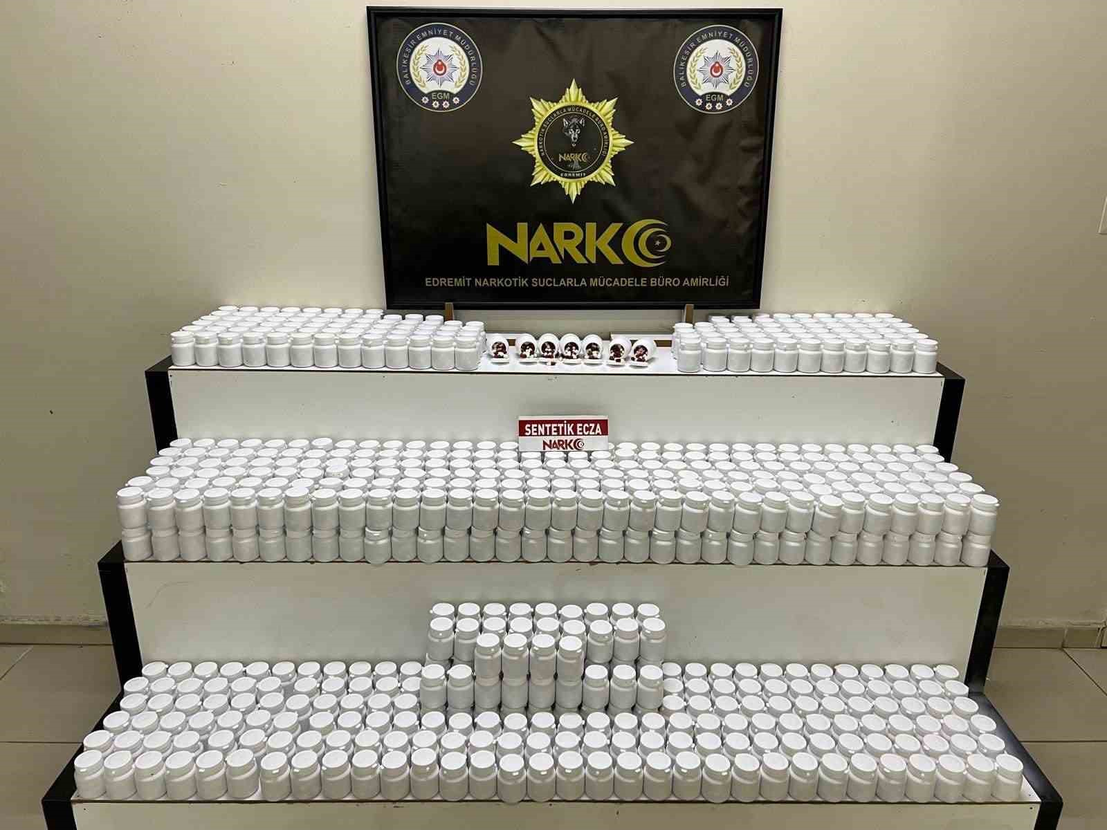 Edremit’te araçta 42 bin 600 sentetik ecza ele geçirildi