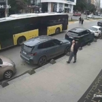Cenazeden çıkıp yolun karşısına geçiyordu: İETT otobüsü çarptı, hayatını kaybetti
