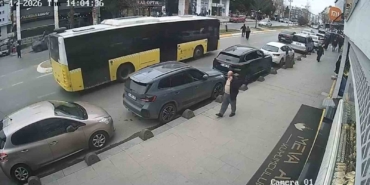 Cenazeden çıkıp yolun karşısına geçiyordu: İETT otobüsü çarptı, hayatını kaybetti