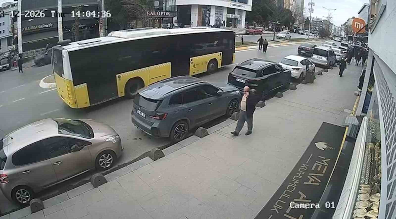 Cenazeden çıkıp yolun karşısına geçiyordu: İETT otobüsü çarptı, hayatını kaybetti