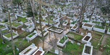 Arnavutköy’de mezarlık sular altında kaldı