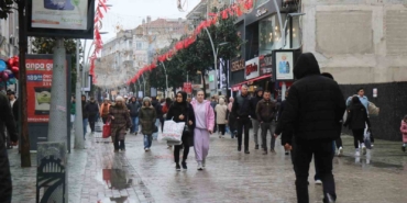 Soğuk hava ve yağmur bayram alışverişine engel olamadı