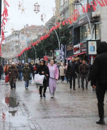 Soğuk hava ve yağmur bayram alışverişine engel olamadı