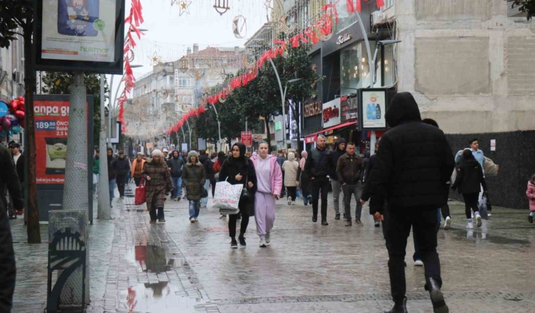 Soğuk hava ve yağmur bayram alışverişine engel olamadı