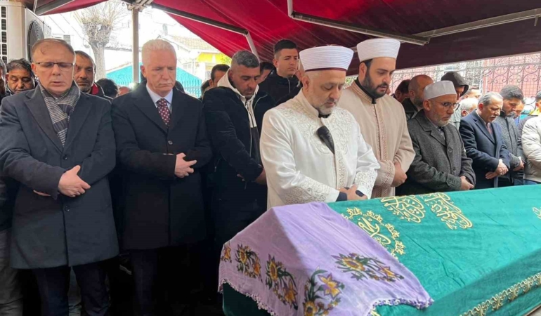 Fatih’te çöken binada hayatını kaybeden yaşlı kadın son yolculuğuna uğurlandı