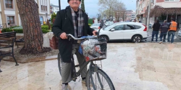 Burhaniye’de yaşlı adam her yere bisikletle gidiyor