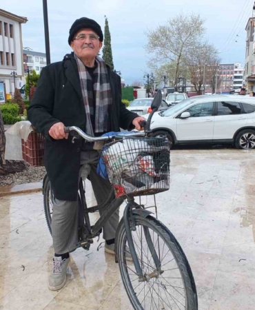 Burhaniye’de yaşlı adam her yere bisikletle gidiyor
