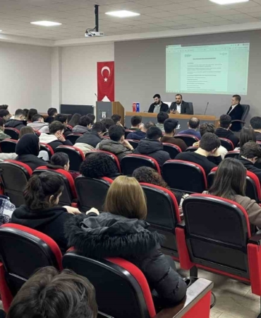 Kamu ve sektör temsilcileri tecrübelerini öğrencilerle paylaştı