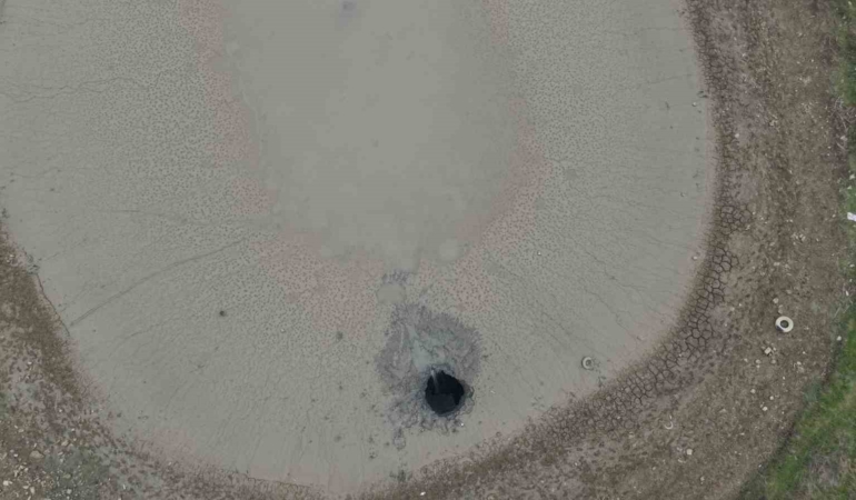 Obruk dev gölü yuttu