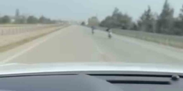 Bursa’da motor üstünde yatarak tehlikeli yolculuk