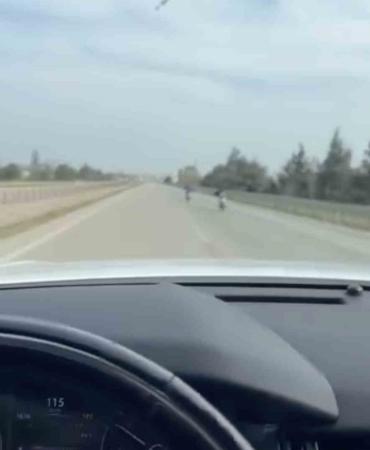 Bursa’da motor üstünde yatarak tehlikeli yolculuk