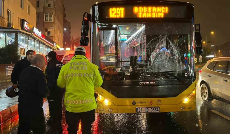 Üsküdar’da kırmızı ışıkta geçen yayaya İETT otobüsü çarptı