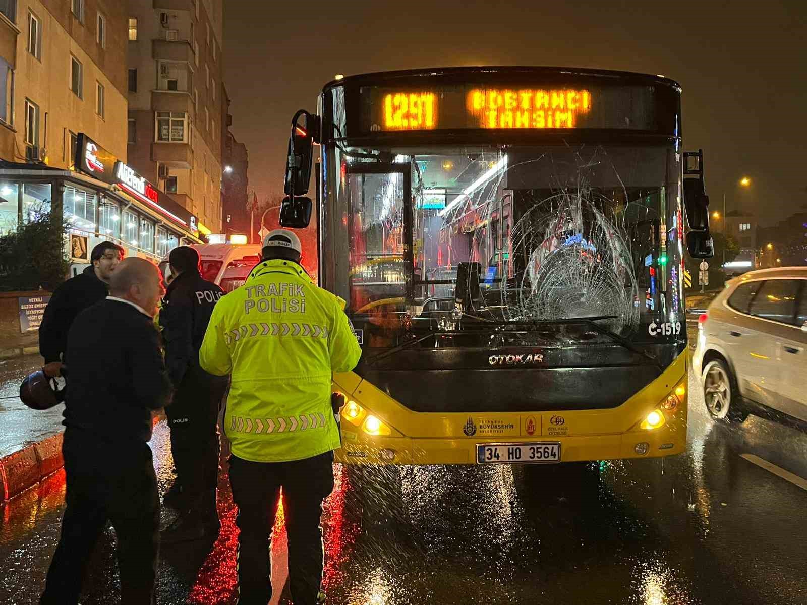 Üsküdar’da kırmızı ışıkta geçen yayaya İETT otobüsü çarptı