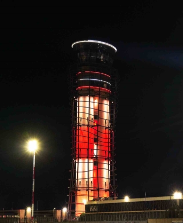 Sabiha Gökçen’de Çanakkale ruhu gökyüzüne yansıdı: ATC, Türk bayrağı renkleriyle aydınlatıldı