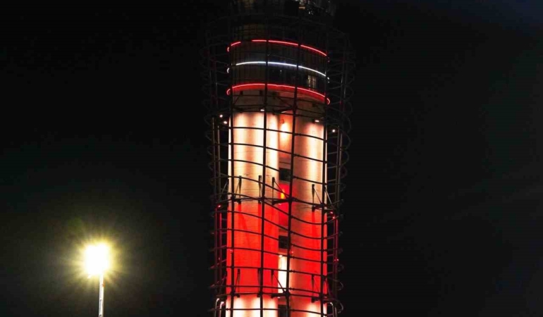 Sabiha Gökçen’de Çanakkale ruhu gökyüzüne yansıdı: ATC, Türk bayrağı renkleriyle aydınlatıldı