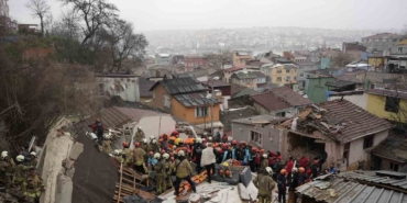 Fatih’te çöken binalarda enkaz altında kalanları kurtarılma çalışması devam ediyor