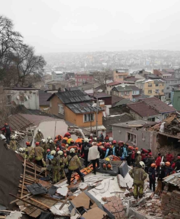 Fatih’te çöken binalarda enkaz altında kalanları kurtarılma çalışması devam ediyor