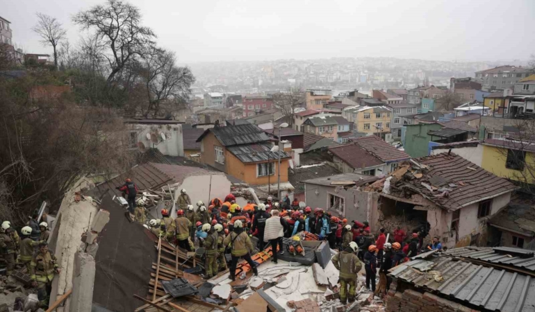 Fatih’te çöken binalarda enkaz altında kalanları kurtarılma çalışması devam ediyor