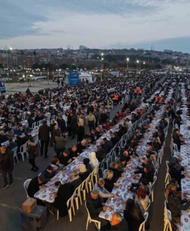 Tekirdağ’ın en büyük iftar sofrası: 8 bin kişi aynı anda orucunu açtı