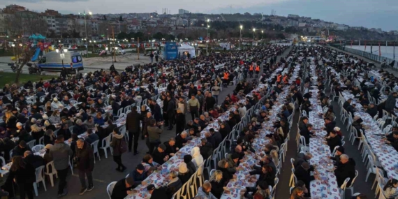 Tekirdağ’ın en büyük iftar sofrası: 8 bin kişi aynı anda orucunu açtı