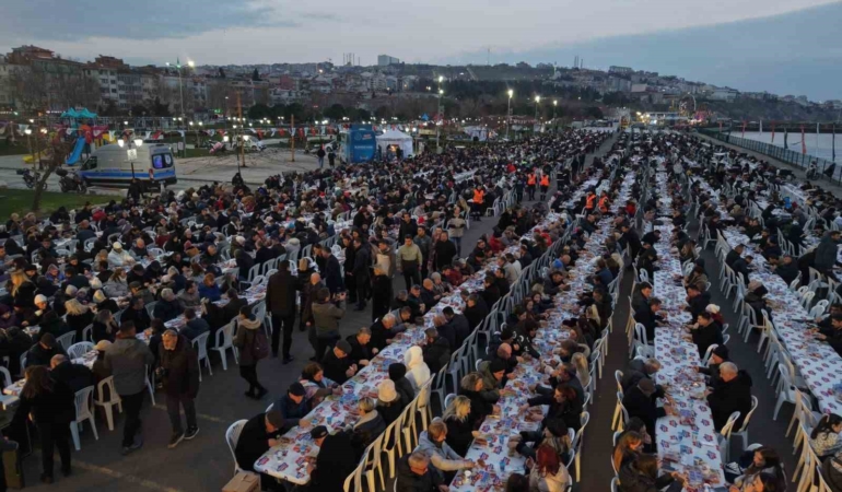 Tekirdağ’ın en büyük iftar sofrası: 8 bin kişi aynı anda orucunu açtı