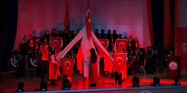Liselilerden "Korkma, Gençliğin Ruhu Burada" gösterisi