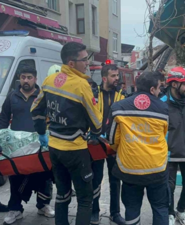 Fatihte 3 katlı binada yangın çıktı: 1 ölü 5 yaralı