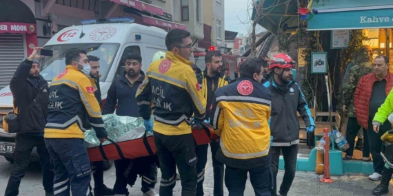 Fatihte 3 katlı binada yangın çıktı: 1 ölü 7 yaralı