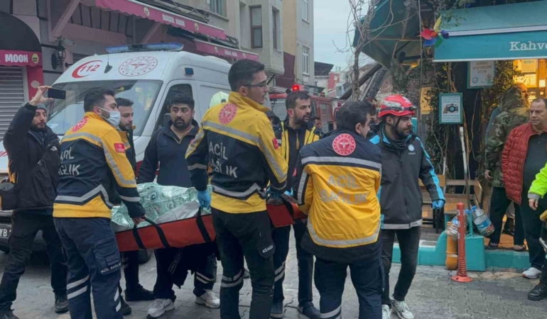 Fatihte 3 katlı binada yangın çıktı: 1 ölü 7 yaralı