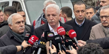 İstanbul Valisi Gül: "9 kişi göçük altında kaldı, 7 kişi hastaneye sevk edildi"
