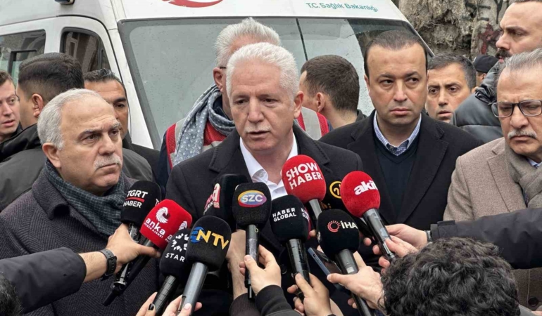 İstanbul Valisi Gül: "9 kişi göçük altında kaldı, 7 kişi hastaneye sevk edildi"