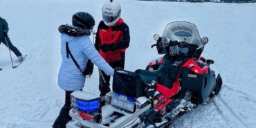 Uludağ’da jandarmadan kayakçılara yardım eli
