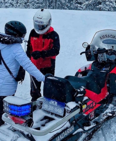 Uludağ’da jandarmadan kayakçılara yardım eli