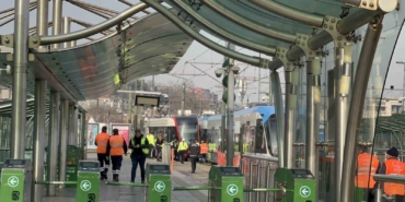 Eminönü’nde tramvay raydan çıktı