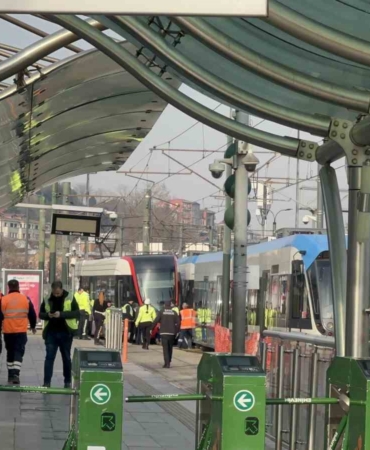 Eminönü’nde tramvay raydan çıktı
