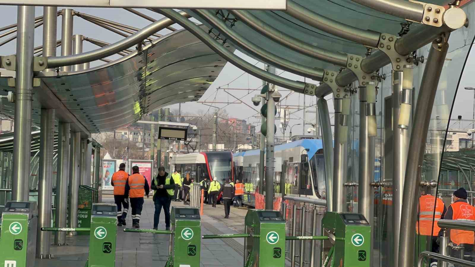Eminönü’nde tramvay raydan çıktı