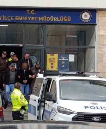 Çaldıkları araçla Edremit’te yakalanan 2 şüpheli tutuklandı