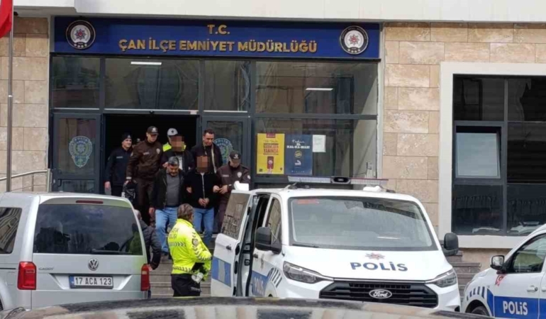 Çaldıkları araçla Edremit’te yakalanan 2 şüpheli tutuklandı