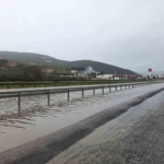 Bursa’da su birikintisine giren otomobil mahsur kaldı