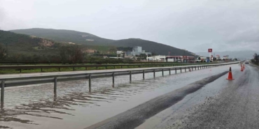 Bursa’da su birikintisine giren otomobil mahsur kaldı