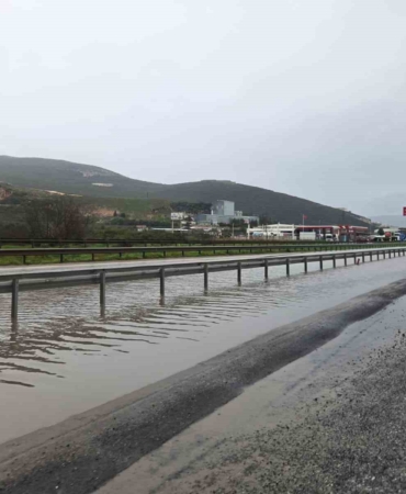 Bursa’da su birikintisine giren otomobil mahsur kaldı