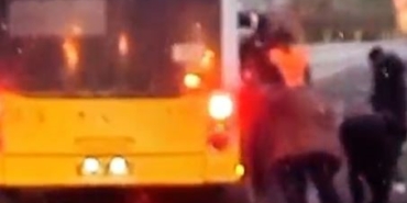 Arnavutköy’de çamurlu yolda ilerleyemeyen İETT otobüsünü vatandaşlar itti