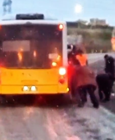 Arnavutköy’de çamurlu yolda ilerleyemeyen İETT otobüsünü vatandaşlar itti